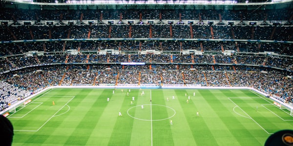 各国足球队训练备战2026世界杯，球员在训练场上练习